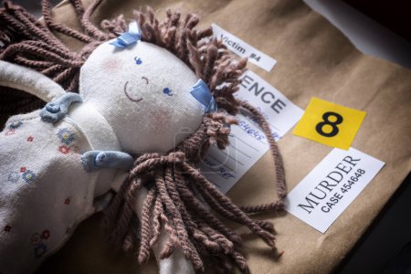 Téléchargez les photos : Test d'une poupée en chiffon impliquée dans un meurtre dans un laboratoire criminel pour analyse d'ADN, image conceptuelle - en image libre de droit