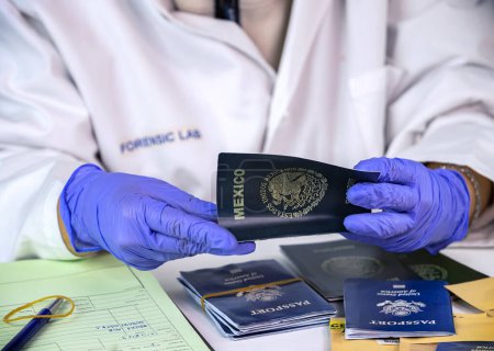 Téléchargez les photos : Officier de police expert examinant passeport mexicain d'un sac de preuve en laboratoire de criminologie, image conceptuelle - en image libre de droit