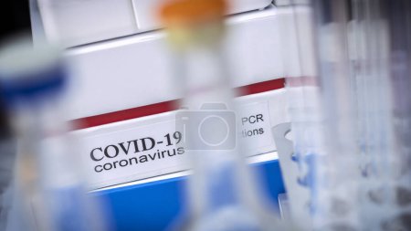 Foto de Nuevo kit de diagnóstico de coronavirus 2019 nCoV pcr. Se trata del kit RT-PCR para detectar presencia de 2019-nCoV o presencia de virus en muestras clínicas, imagen conceptual - Imagen libre de derechos