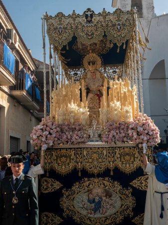 Foto de Linares, Jaén - ESPAÑA - 9 de abril: Frente con velas, telas bordadas y flores del trono de Nuestra Seora del Amor Hermoso, Linares, Jaén, España - Imagen libre de derechos