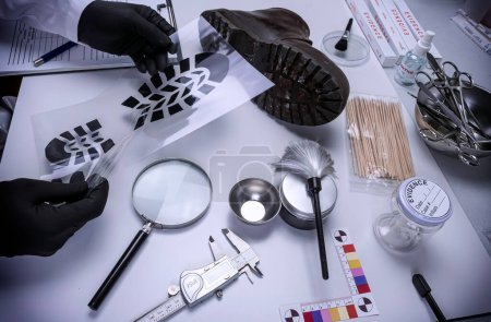 Téléchargez les photos : Le légiste enquête sur les preuves de moisissures d'empreintes de chaussures dans un laboratoire criminel, image conceptuelle - en image libre de droit