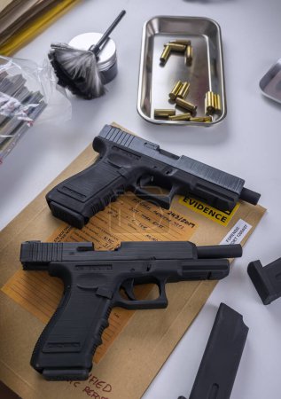 Kugelmütze zusammen mit einer Pistole im ballistischen Labor, konzeptionelles Bild