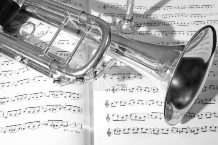 Foto de Una vista del instrumento musical que es la trompeta sobre el fondo de la partitura - Imagen libre de derechos