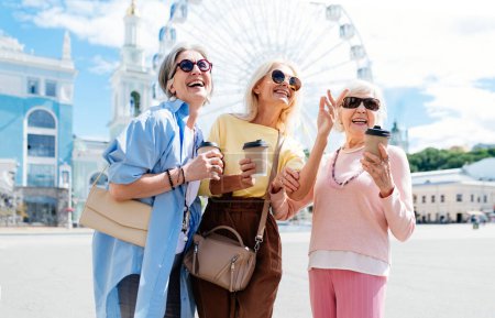 Foto de Hermosas mujeres mayores felices que se reúnen al aire libre y de compras en el centro de la ciudad. Guapas y alegres ancianas adultas que se unen y se divierten al aire libre. - Imagen libre de derechos