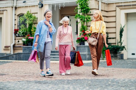 Foto de Hermosas mujeres mayores felices que se reúnen al aire libre y de compras en el centro de la ciudad. Guapas y alegres ancianas adultas que se unen y se divierten al aire libre. - Imagen libre de derechos