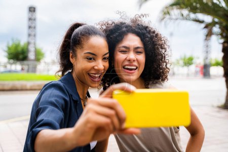 Foto de Feliz hermosa hispanoamericana mujeres sudamericanas que se reúnen al aire libre y se divierten - Amigos mujeres adultas negras pasar tiempo juntos - Imagen libre de derechos