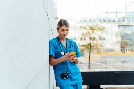 Foto de Representación cinematográfica de la vida cotidiana de una enfermera que va a trabajar al hospital - Imagen libre de derechos