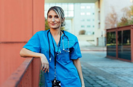 Téléchargez les photos : Représentation de la vie quotidienne d'une infirmière qui se rend à l'hôpital - en image libre de droit