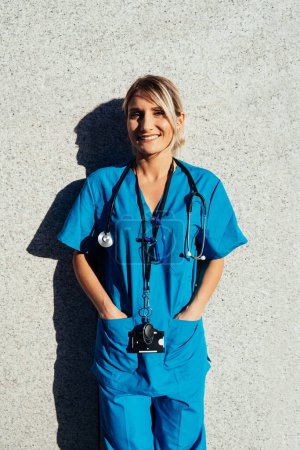 Foto de Representación de la vida cotidiana de una enfermera que va a trabajar al hospital - Imagen libre de derechos