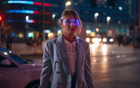 Téléchargez les photos : Femme d'affaires avec bras bionique cyborg et visière de réalité augmentée. - en image libre de droit