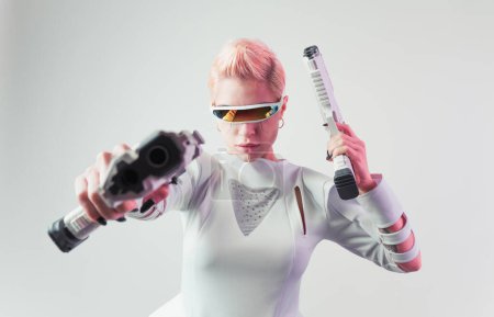 Téléchargez les photos : Représentation d'un super humain bionique avec des pièces de technologie de pointe comme viseurs vr et gadgets jouant dans une salle d'entraînement de réalité mixte. Évolution cyberpunk futuriste de l'humanité humaine et de l'IA - en image libre de droit