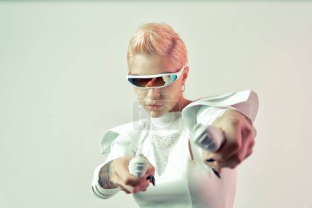 Foto de Representación de un súper humano biónico con partes de tecnología avanzada como visores vr y gadgets jugando en una sala de entrenamiento de realidad mixta. Evolución futurista del cyberpunk de la humanidad humana y la IA - Imagen libre de derechos