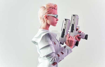 Téléchargez les photos : Représentation d'un super humain bionique avec des pièces de technologie de pointe comme viseurs vr et gadgets jouant dans une salle d'entraînement de réalité mixte. Évolution cyberpunk futuriste de l'humanité humaine et de l'IA - en image libre de droit