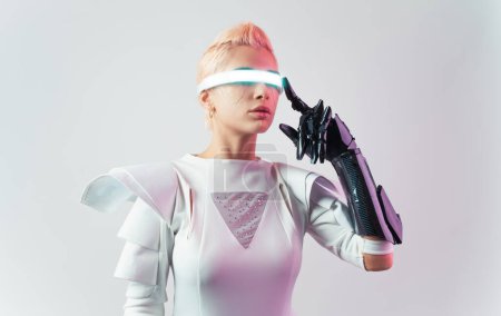 Foto de Representación de un súper humano biónico con partes de tecnología avanzada como visores vr y gadgets jugando en una sala de entrenamiento de realidad mixta. Evolución futurista del cyberpunk de la humanidad humana y la IA - Imagen libre de derechos