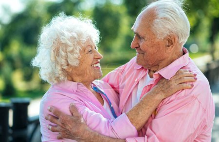 Altes modernes Paar kleidet modische farbige Kleidung. Die jugendliche Oma und der Opa haben Spaß im Freien und toben sich aus. Vertretung älterer Menschen, die sich im Inneren jung fühlen