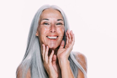 Bild einer schönen Seniorin, die auf einer Schönheitsfotosession posiert. Frau mittleren Alters auf farbigem Hintergrund. Konzept über Körperpositivität, Selbstwertgefühl und Körperakzeptanz