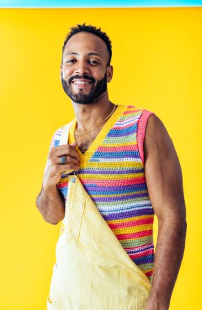 Foto de Imagen de un joven guapo posando sobre fondos de colores con ropa de moda de colores. Concepto de despreocupación, moda y estilo de vida - Imagen libre de derechos