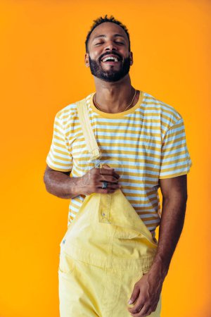 Foto de Imagen de un joven guapo posando sobre fondos de colores con ropa de moda de colores. Concepto de despreocupación, moda y estilo de vida - Imagen libre de derechos
