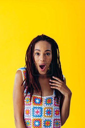 Téléchargez les photos : Image d'une belle jeune femme posant sur des fonds colorés portant des vêtements colorés à la mode. Concept d'insouciance, mode et mode de vie - en image libre de droit