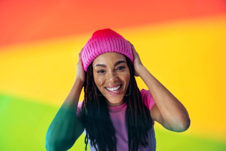 Téléchargez les photos : Image d'une belle jeune femme posant sur des fonds colorés portant des vêtements colorés à la mode. Concept d'insouciance, mode et mode de vie - en image libre de droit
