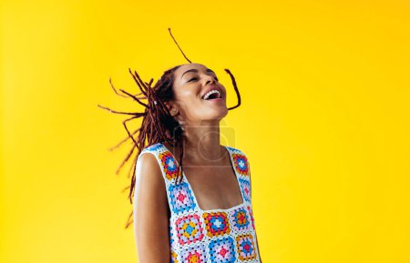 Foto de Imagen de una hermosa mujer joven posando sobre fondos de color con ropa de moda de colores. Concepto de despreocupación, moda y estilo de vida - Imagen libre de derechos