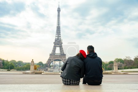 Foto de Cheerful happy couple in love visiting Paris city centre and Eiffel Tower . american tourists travelling in Europe and dating outdoors - Imagen libre de derechos