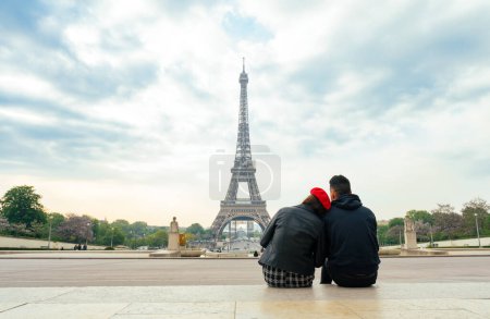 Foto de Cheerful happy couple in love visiting Paris city centre and Eiffel Tower . american tourists travelling in Europe and dating outdoors - Imagen libre de derechos