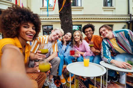 Foto de Multiracial young people together meeting and having party in a restaurant - Group of friends taking selfie while celebrating in a bar- Friendship and lifestyle concepts - Imagen libre de derechos