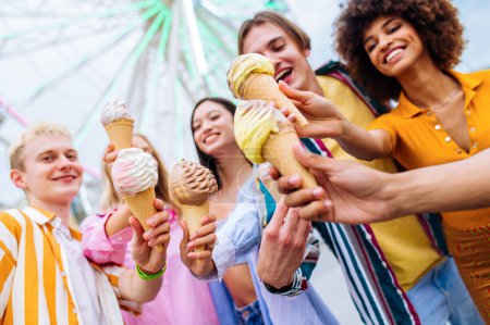 Téléchargez les photos : Multiracial young people together meeting at amusement park and eating ice creams - Group of friends with mixed races having fun outdoors - Friendship and lifestyle concepts - en image libre de droit