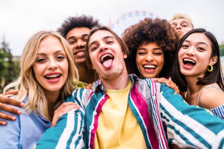 Foto de Multiracial young people together meeting and social gathering - Group of friends with mixed races having fun outdoors in the city- Friendship and lifestyle concepts - Imagen libre de derechos