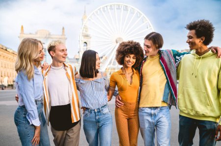 Foto de Multiracial young people together meeting and social gathering - Group of friends with mixed races having fun outdoors in the city- Friendship and lifestyle concepts - Imagen libre de derechos