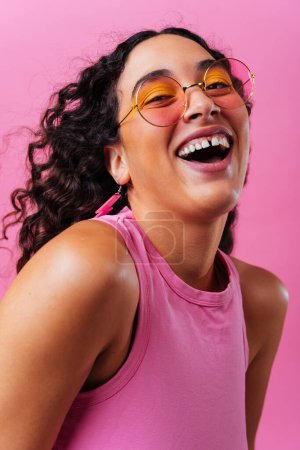 Foto de Beautiful young hispanic woman with diastema with colorful and cool style - Confident and interesting female with diverse and unique style, concepts about fashion, individuality and body acceptance - Imagen libre de derechos