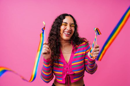 Foto de Beautiful young hispanic woman with diastema with colorful and cool style - Confident and interesting female with diverse and unique style, concepts about fashion, individuality and body acceptance - Imagen libre de derechos