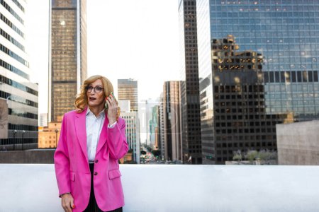 Foto de Transgender business woman lifestyle moments in downtown, Los angeles. Lgbt woman going to work at  the office. Representation of equality and working rights for the lgbtq+ community. - Imagen libre de derechos