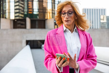 Téléchargez les photos : Transgender business woman lifestyle moments in downtown, Los angeles. Lgbt woman going to work at  the office. Representation of equality and working rights for the lgbtq+ community. - en image libre de droit