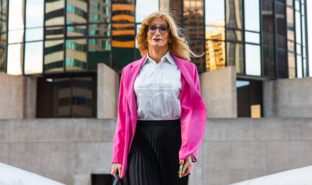 Téléchargez les photos : Transgender business woman lifestyle moments in downtown, Los angeles. Lgbt woman going to work at  the office. Representation of equality and working rights for the lgbtq+ community. - en image libre de droit