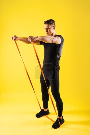 Foto de Hombre atlético con entrenamiento corporal muscular en forma en el estudio - Hombre activo haciendo un entrenamiento, iluminación colorida y fondo, conceptos sobre fitness, deporte y estilo de vida saludable - Imagen libre de derechos