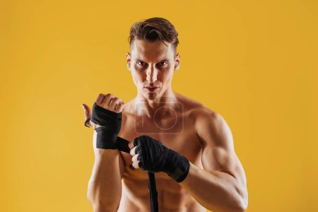 Téléchargez les photos : Homme athlétique avec entraînement musculaire en studio - Homme actif faisant une séance d'entraînement, éclairage coloré et arrière-plan, concepts de fitness, sport et mode de vie sain - en image libre de droit