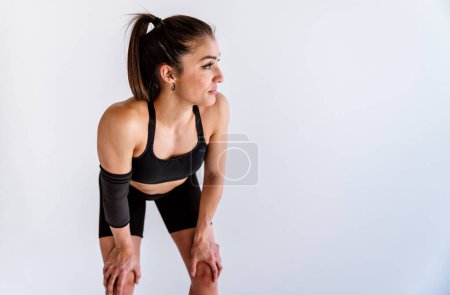 Foto de Joven atleta entrenando en un gimnasio usando equipo deportivo. Una mujer en forma haciendo ejercicio. Concepto sobre fitness, bienestar y preparación deportiva. - Imagen libre de derechos