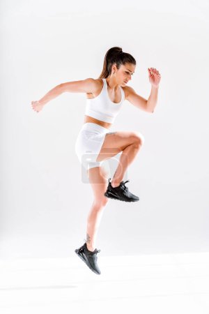 Foto de Joven atleta entrenando en un gimnasio usando equipo deportivo. Una mujer en forma haciendo ejercicio. Concepto sobre fitness, bienestar y preparación deportiva. - Imagen libre de derechos
