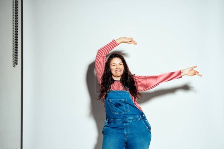 Foto de Modelo de mujer de talla grande posando en el estudio y divirtiéndose. Tomas tomadas sobre fondo blanco y luz dura directa - Imagen libre de derechos