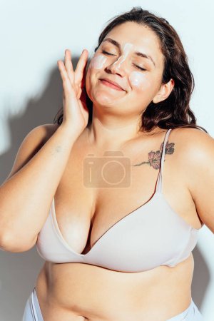 Foto de Mujer de talla grande posando en estudio en lencería. Modelo sobre fondo blanco. Tiro de estudio de luz dura - Imagen libre de derechos