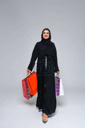 Foto de Hermosa mujer árabe de Oriente Medio con vestido tradicional abaya en el estudio - Retrato femenino árabe musulmán adulto en Dubai, Emiratos Árabes Unidos - Imagen libre de derechos