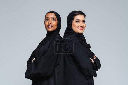 Téléchargez les photos : Magnifiques femmes arabes du Moyen-Orient avec robe traditionnelle abaya en studio - Portrait féminin arabe musulman adulte à Dubaï, Émirats arabes unis - en image libre de droit