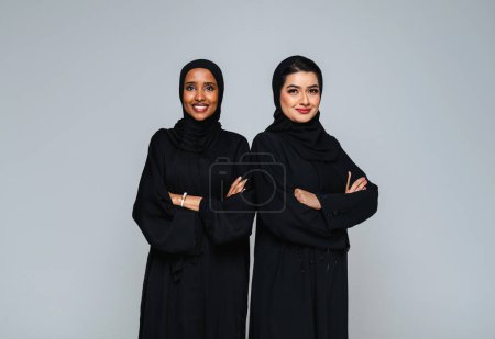 Téléchargez les photos : Magnifiques femmes arabes du Moyen-Orient avec robe traditionnelle abaya en studio - Portrait féminin arabe musulman adulte à Dubaï, Émirats arabes unis - en image libre de droit