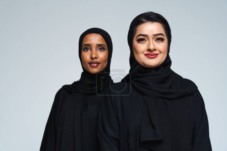Foto de Hermosas mujeres árabes de Oriente Medio con vestido tradicional abaya en el estudio - Retrato femenino árabe musulmán adulto en Dubai, Emiratos Árabes Unidos - Imagen libre de derechos