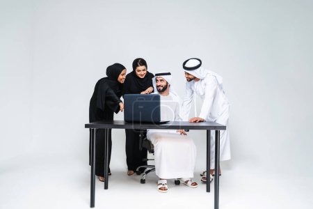 Foto de Grupo de empresarios árabes trabajando juntos en la oficina - Equipo corporativo de negocios de Oriente Medio haciendo una lluvia de ideas sobre un plan de negocios en Dubia, conceptos sobre trabajo en equipo y trabajo a distancia - Imagen libre de derechos