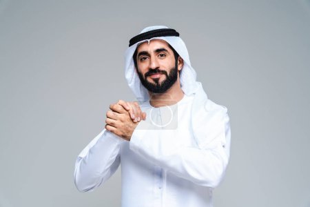 Foto de Hombre guapo árabe de Oriente Medio con kandora tradicional en el estudio - retrato masculino adulto musulmán árabe con ropa de emirato en Dubai, Emiratos Árabes Unidos - Imagen libre de derechos
