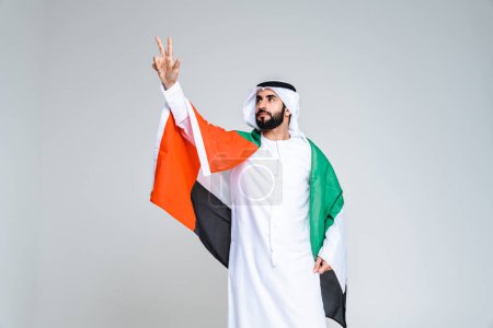 Téléchargez les photos : Bel homme arabe du Moyen-Orient avec kandora traditionnelle en studio portrait masculin musulman arabe portant des vêtements en émirat à Dubaï, Émirats arabes unis - en image libre de droit