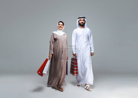 Foto de Hermosa pareja feliz árabe Oriente Medio de amantes con abaya tradicional y kandora en el estudio árabe musulmán adultos vinculación y divertirse en Dubai, Emiratos Árabes Unidos - Imagen libre de derechos